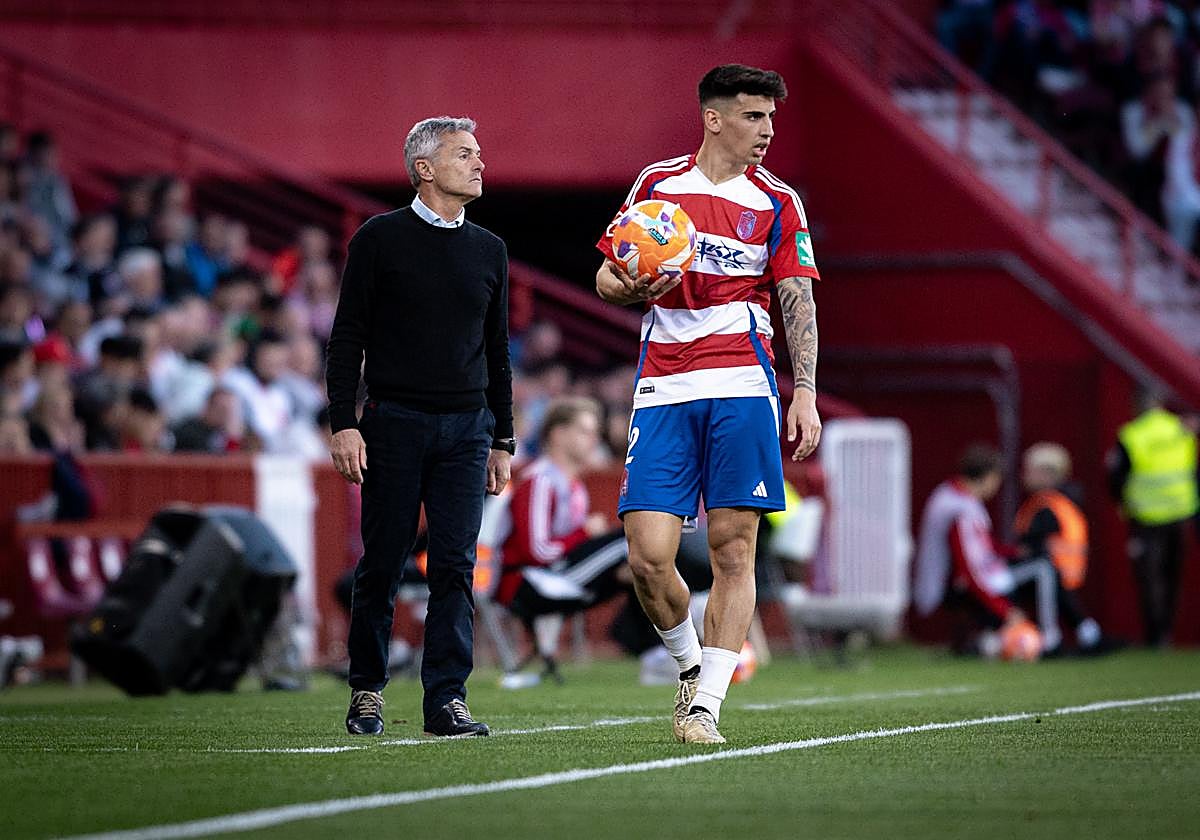 El entrenador Fran Escribá, detrás de Rubén Sánchez.