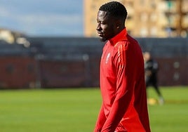 Martin Hongla, durante un entrenamiento reciente del Granada.