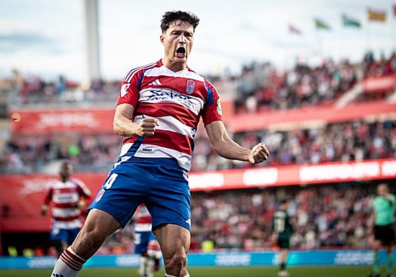 Miguel Rubio celebra su gol al Almería.