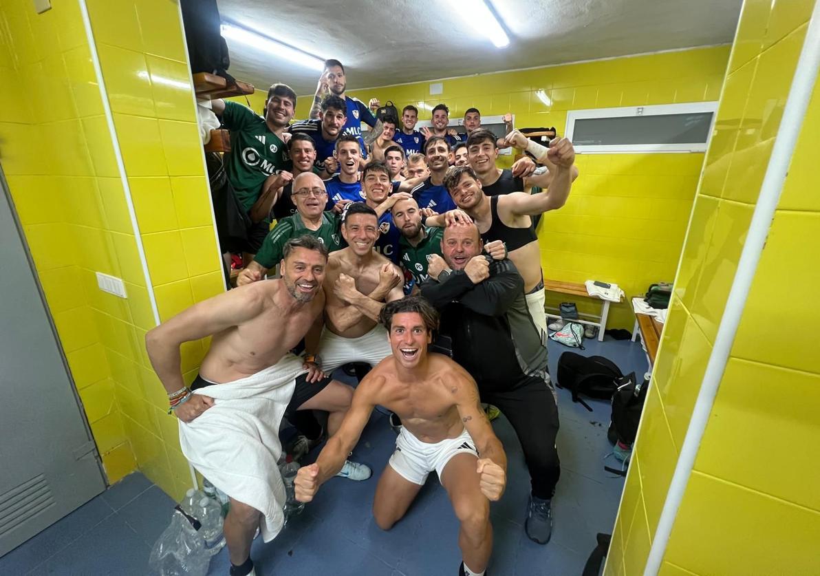 Los jugadores del Linares celebran la victoria en los vestuarios.