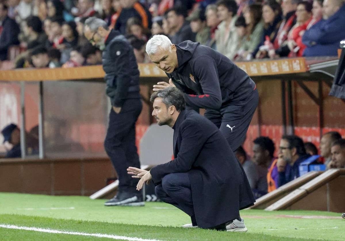 Raúl Albes, que habla con su segundo, destituido en El Molinón.