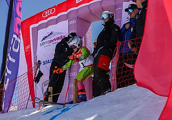 Uno de los niños se prepara en la salida de la Challenge Carolina Ruiz de Sierra Nevada.