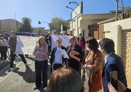 La portavoz de la AMPA, Azalia González, lee un comunicado a las puertas del centro.