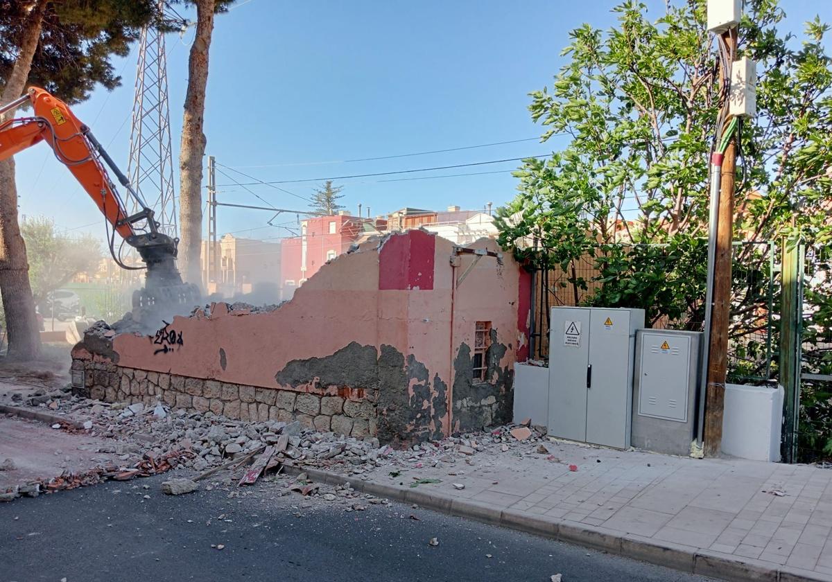 Adiós a la casa del guarda del paso a nivel: casi cien años de historia, en escombros | ideal