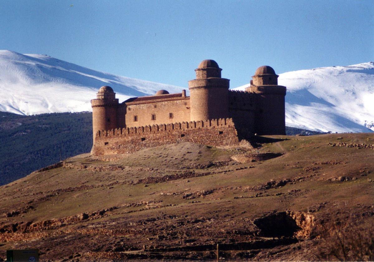 Imagen principal - El Castillo de La Calahorra y los representantes de la familia propietaria.