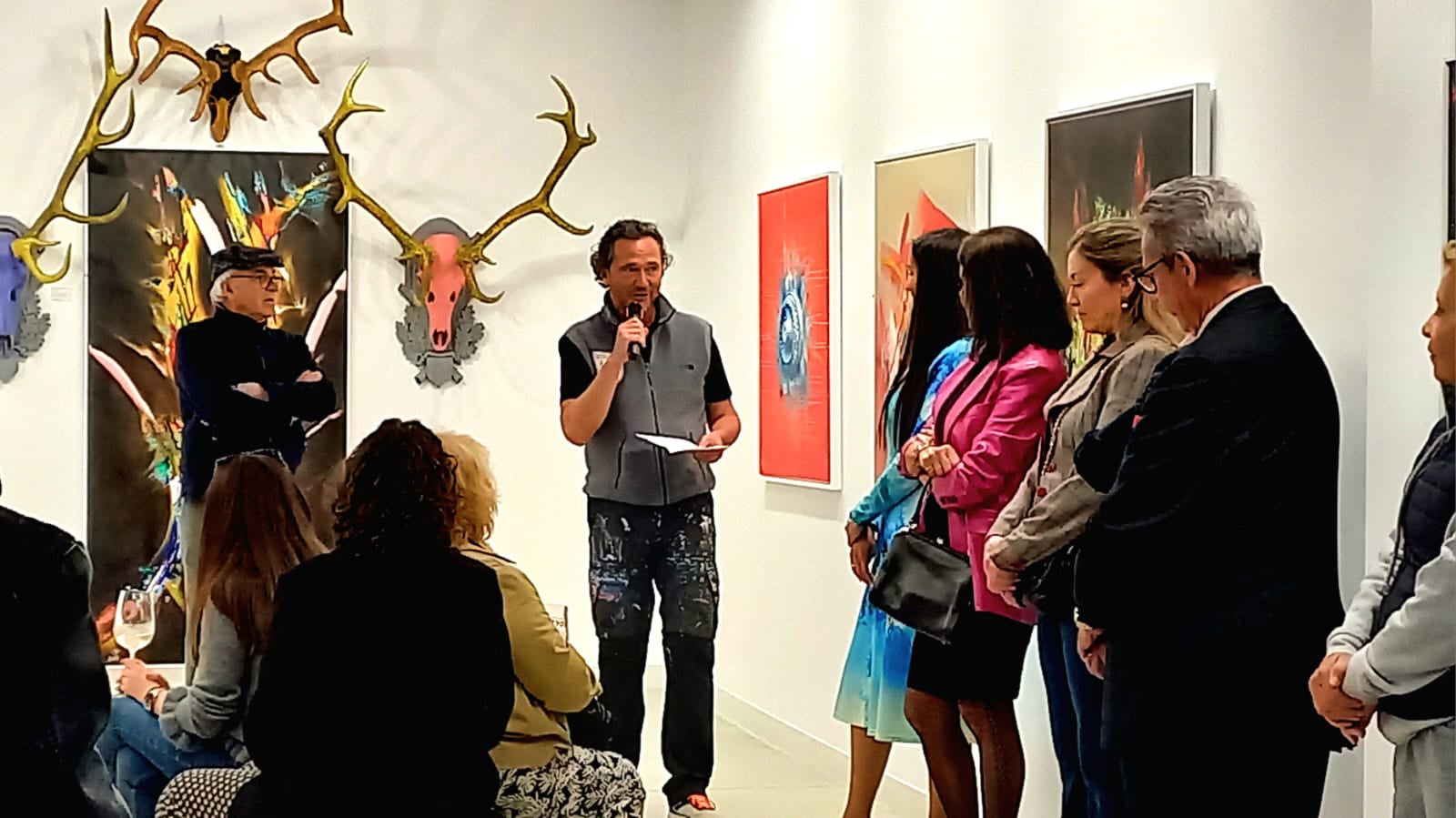 El artista Jǿwu expone su pintura en Roquetas de Mar