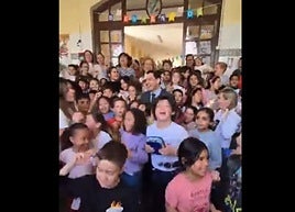 Moreno junto a los niños.
