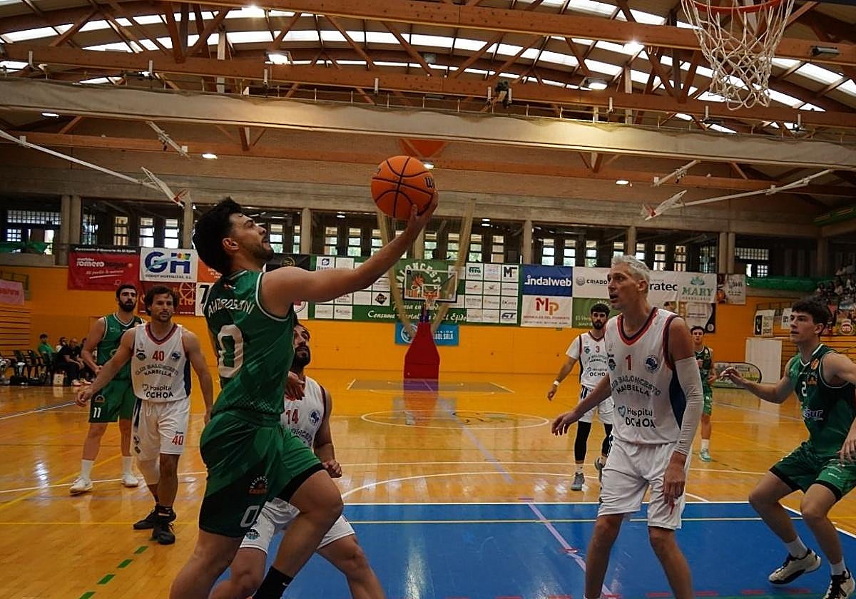 La defensa sobre Ambrosoni marcó el devenir del partido.