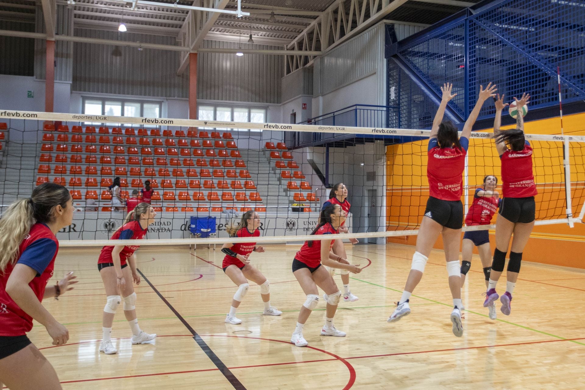 Imagen secundaria 2 - Las jugadoras, en acción. 