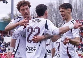 Pepe Sánchez celebra un gol con sus compañeros en el Albacete.