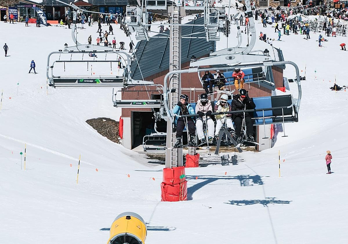 Esquiadores en Sierra Nevada, este martes.