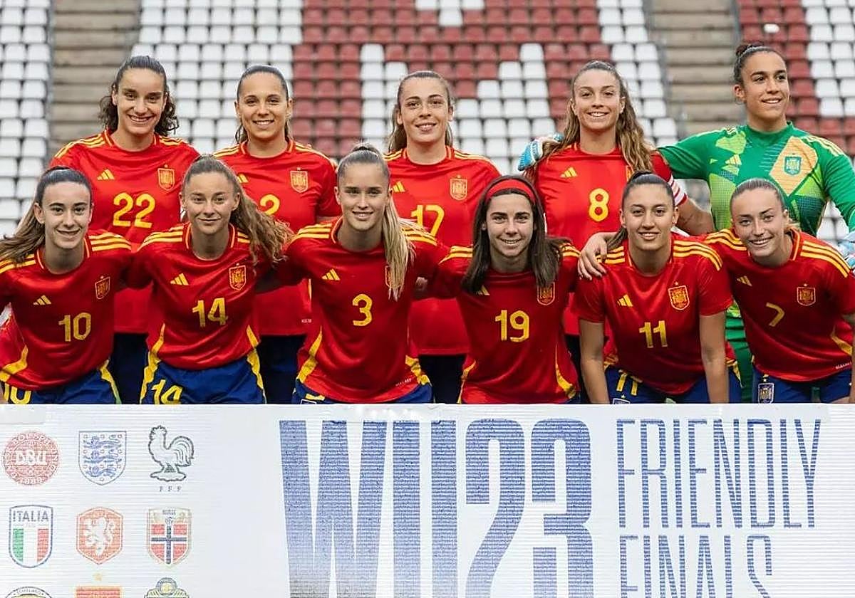 Las jugadoras posan antes de comenzar el partido.