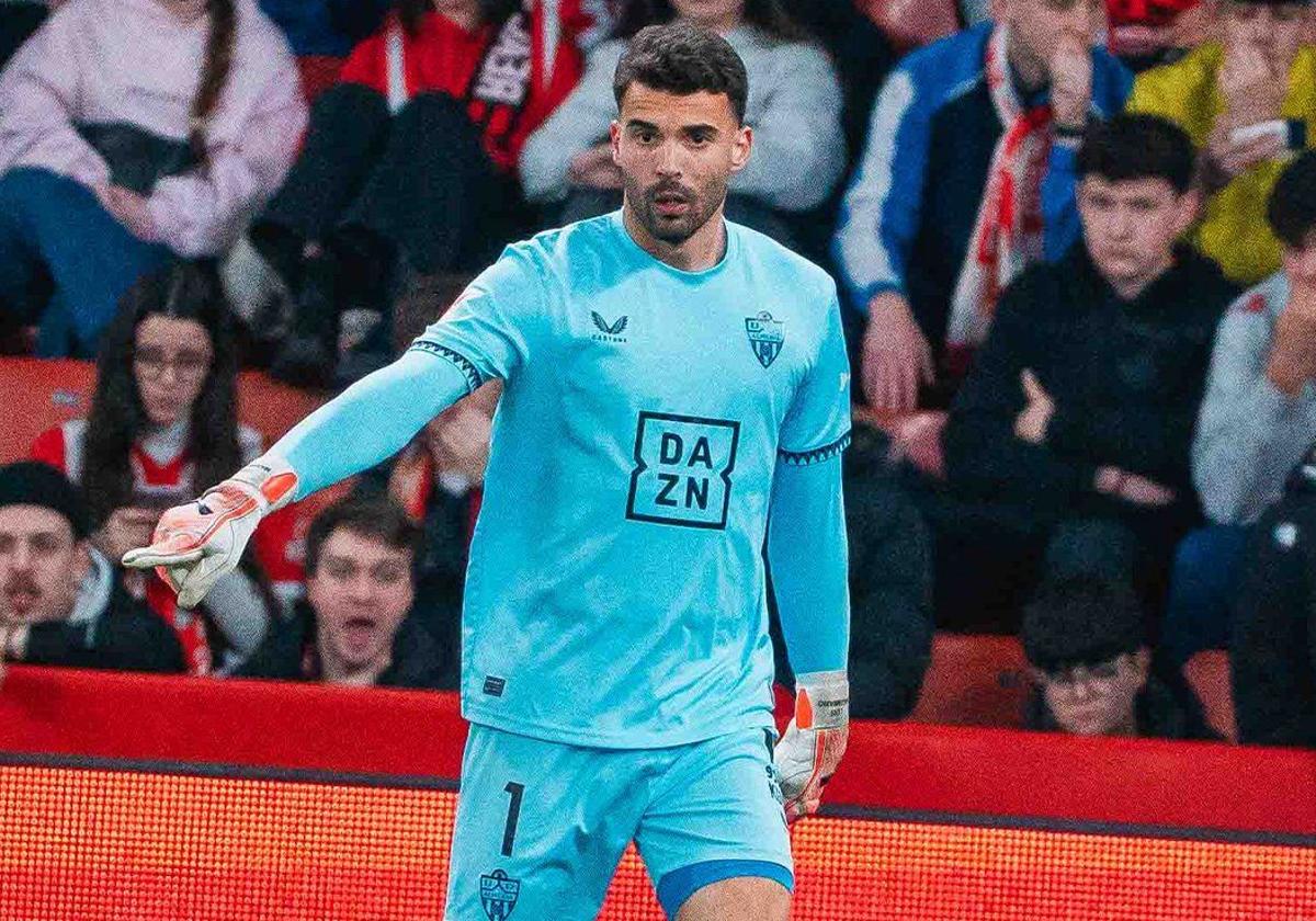 Maximiano cuestionado en Almería; alabado por el fútbol español