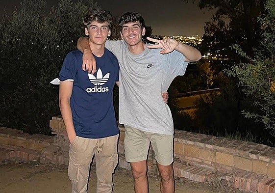 Los hermanos Gonzalo y Javi Villar se fotografían durante una imagen de archivo.