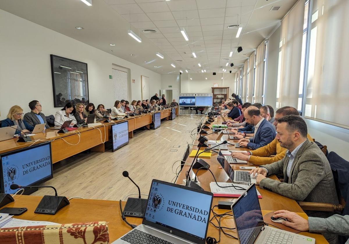 La ugr aprueba 5. 529 plazas para los másteres, 115 puestos más, y mantiene las 958 de doctorado | ideal
