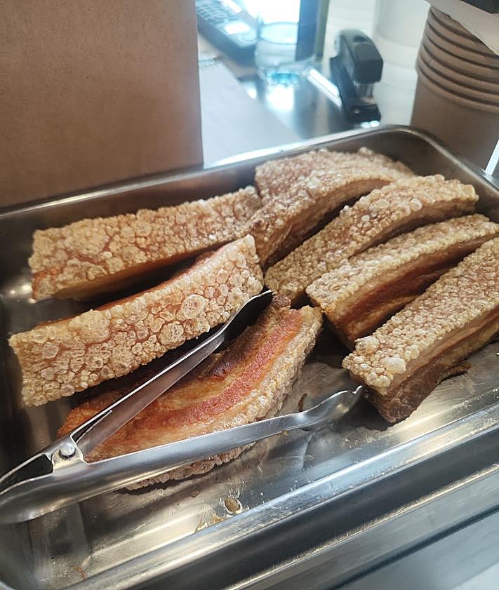 Imagen secundaria 2 - El éxito del asadero de Granada que cocina al carbón y a fuego lento