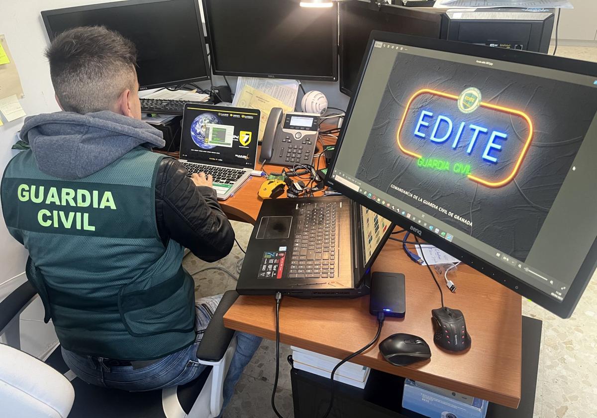Investigador del Edite de Granada, unidad que persigue los delitos tecnológicos.