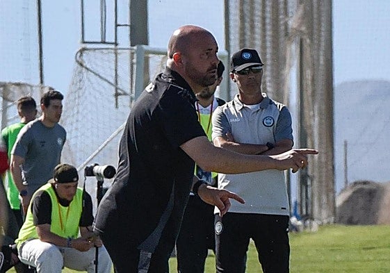 Raúl Barroso da indicaciones a sus futbolistas durante el último partido del Recreativo en casa.