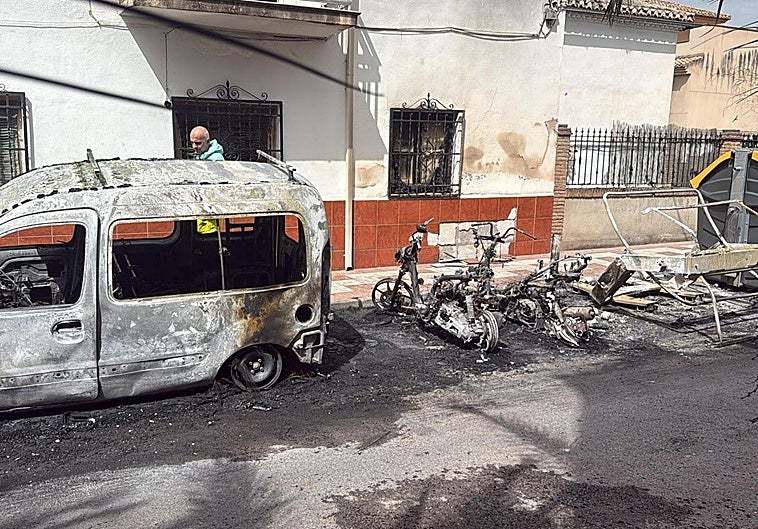 Los vehículos afectados por el fuego.