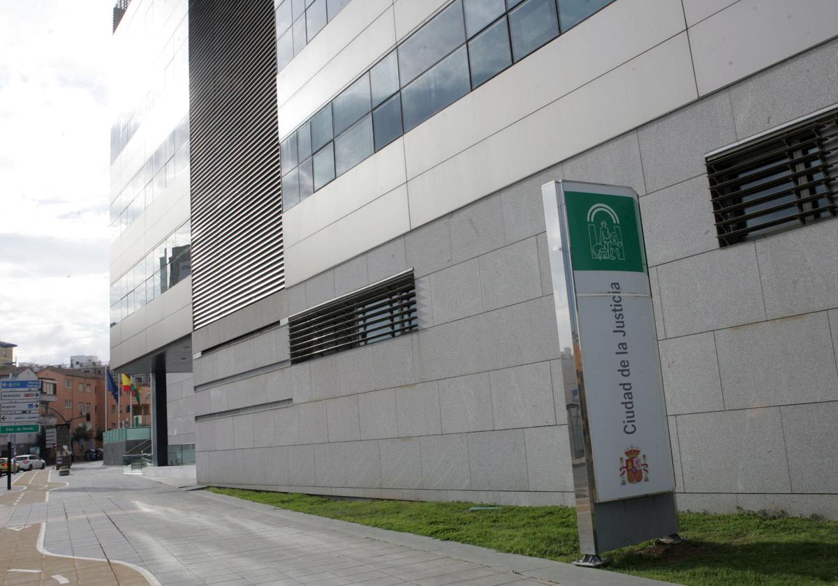 Piden casi tres años de cárcel para el presunto carpintero estafador de el ejido | ideal