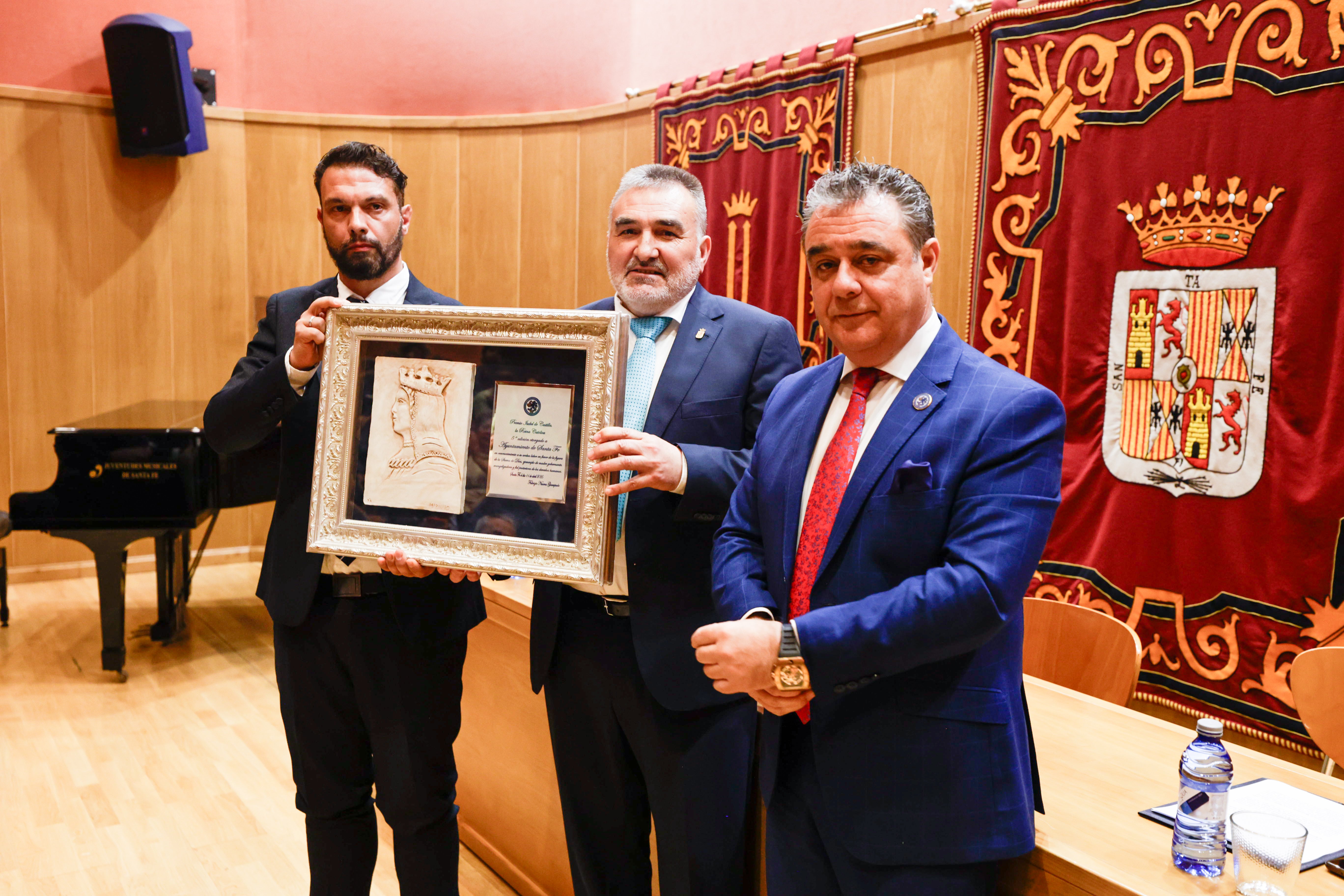 El alcalde de Santa Fe, Juan Cobo, recogió el premio Isabel I de Castilla en nombre de sus vecinos.