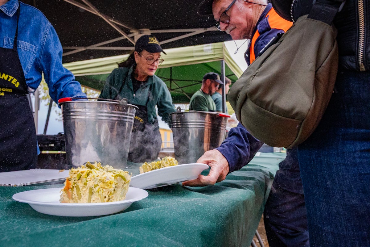 La elaboración de la tortilla de espárragos más grande del mundo, en imágenes