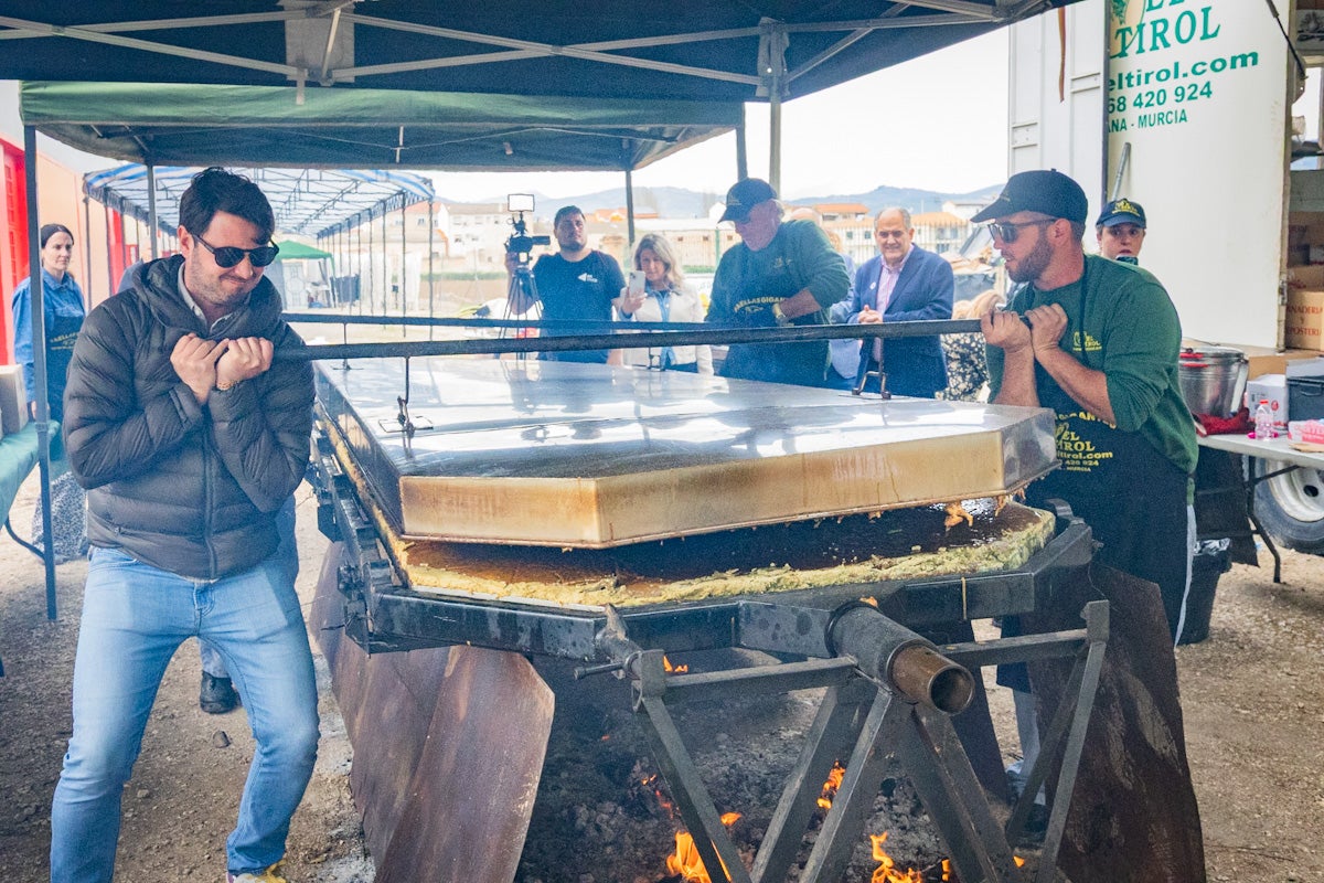 La elaboración de la tortilla de espárragos más grande del mundo, en imágenes
