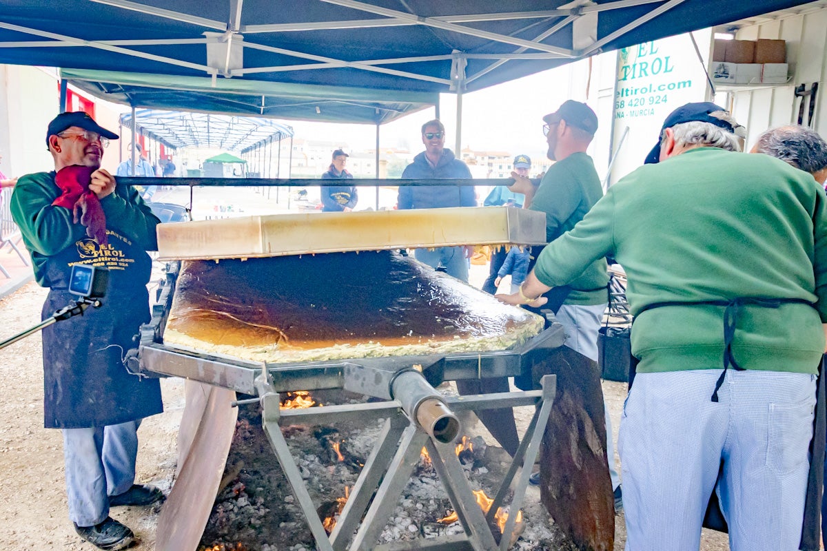 La elaboración de la tortilla de espárragos más grande del mundo, en imágenes