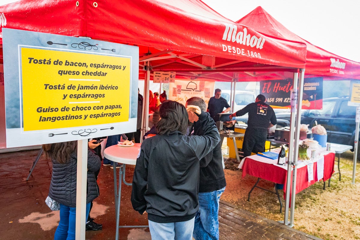 La elaboración de la tortilla de espárragos más grande del mundo, en imágenes
