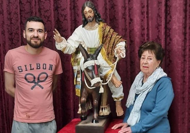 El escultor de la imagen, Rafael Díaz, junto a Conchita Cacín.