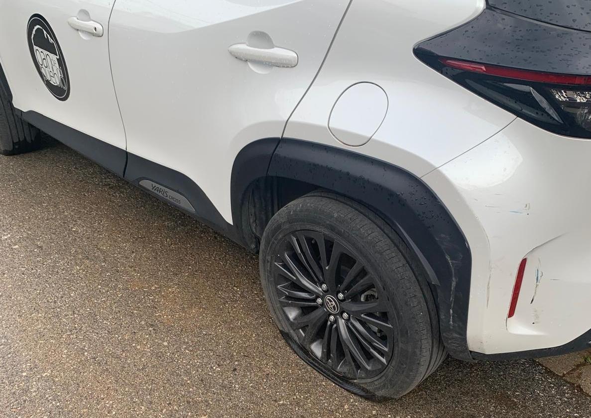 Amanece con las cuatro ruedas pinchadas el coche del portavoz del PSOE en Dílar