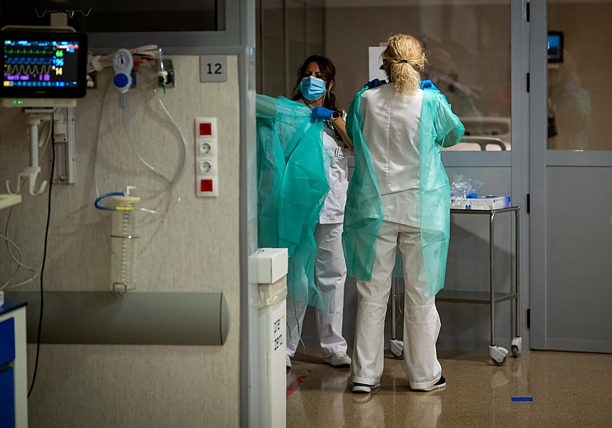 Dos enfermeras en el hospital Clínico.