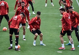 Rondo de futbolistas en el entrenamiento.