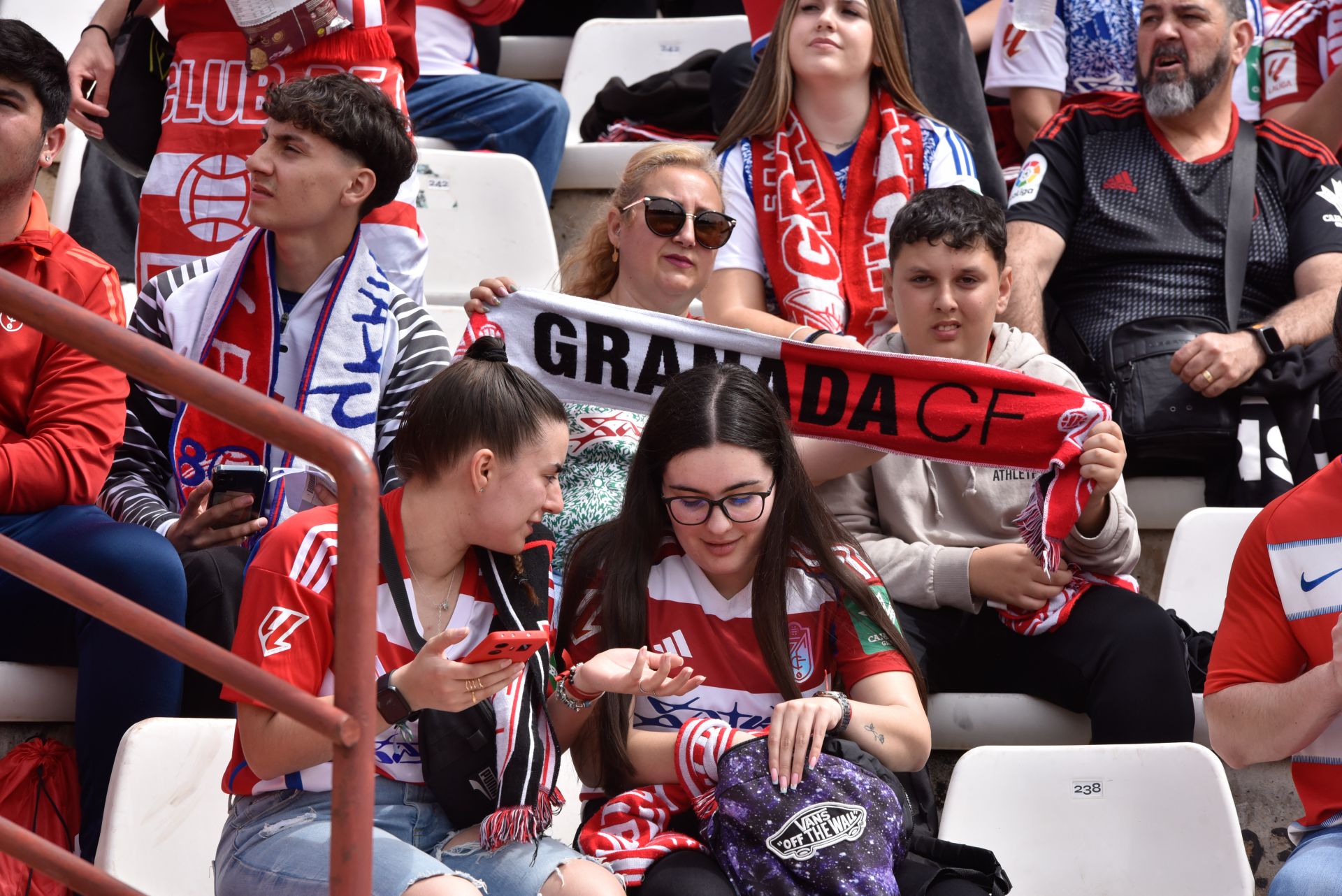 Encuéntrate entre la afición del Granada desplazada a Albacete