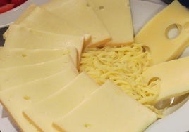 Este es el queso en lonchas más perjudicial para la salud según la OCU