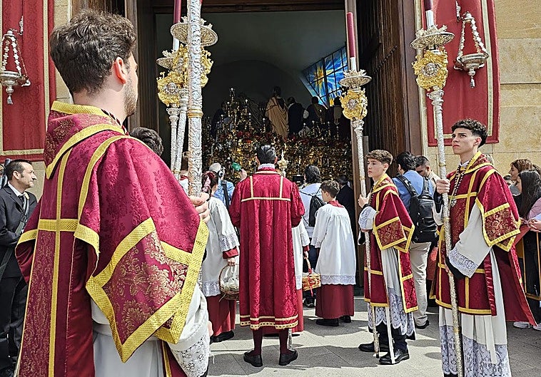 Momento de la salida de la Santa Cena.