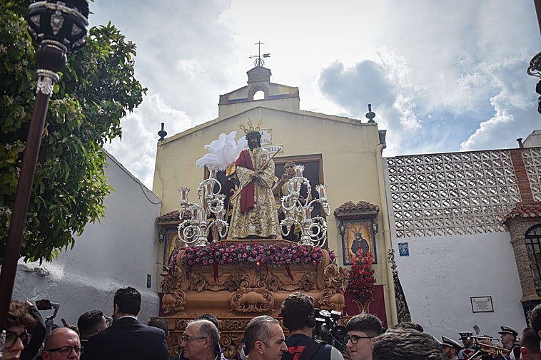 El paso de la Piedad a su salida del templo.