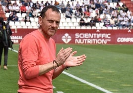El entrenador del Albacete, Alberto González, aplaude el himno de su equipo antes del partido.