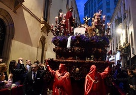 El paso de la Institución de la Eucaristía entra en Carrera Oficial guiado por sus manigueteros.