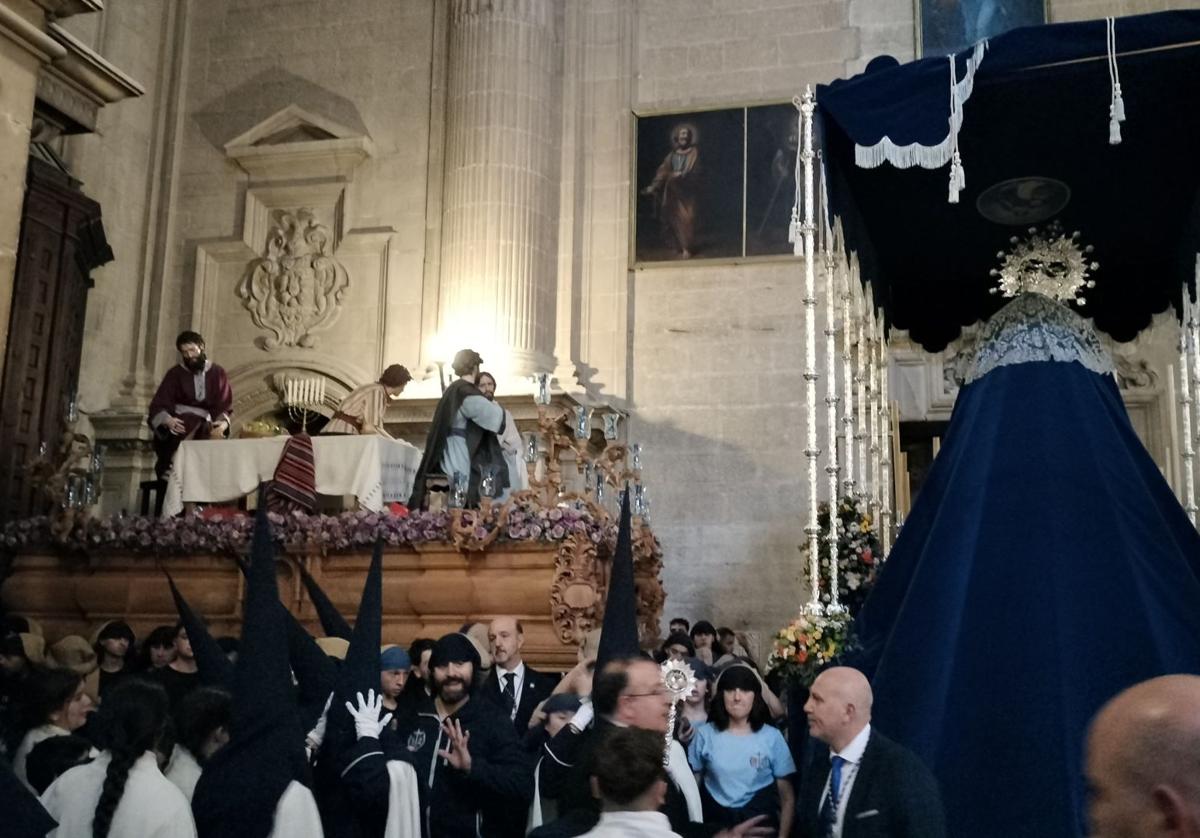 El divino maestro se refugia en la catedral por la lluvia | ideal