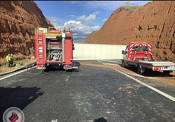 Las imágenes del vuelco de un camión en la A-92 de Granada