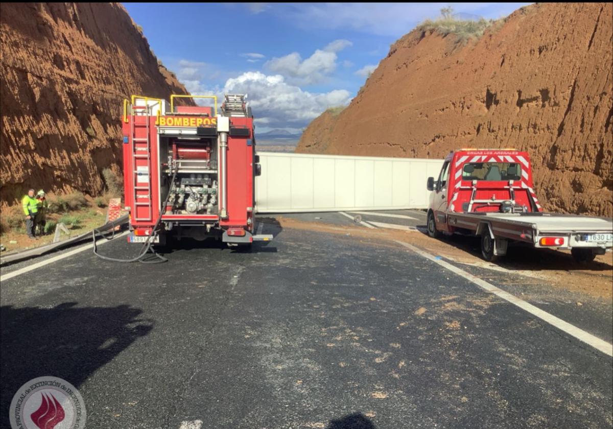 Las imágenes del vuelco de un camión en la A-92 de Granada | Ideal