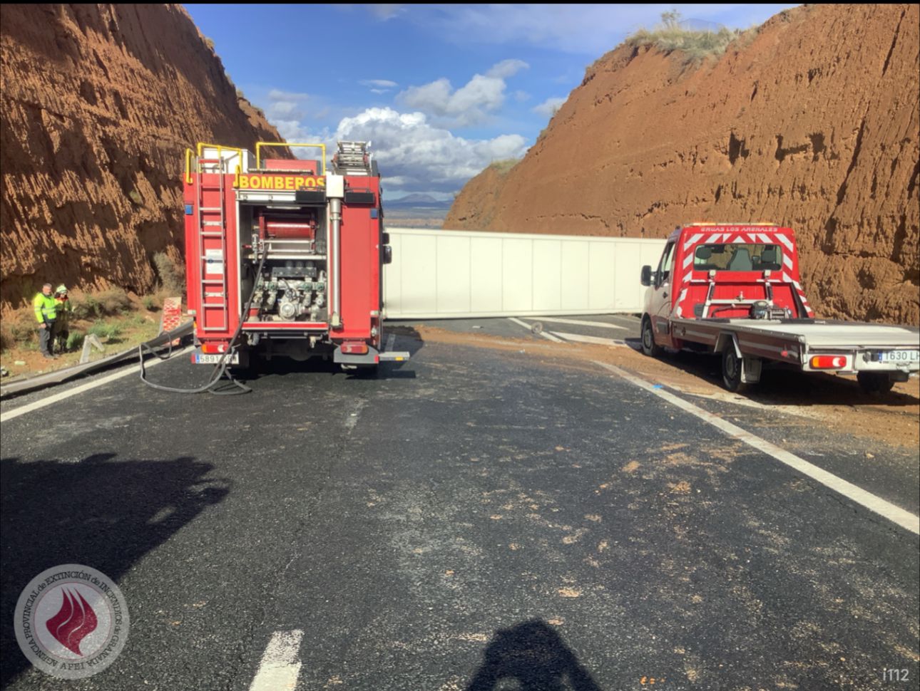 Las imágenes del vuelco de un camión en la A-92 de Granada