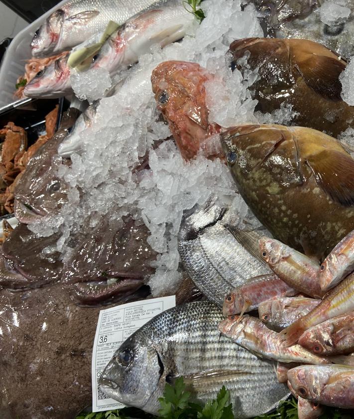 Imagen secundaria 2 - Entras a una pescadería y detrás hay un restaurante con «el mejor marisco fresco» de Granada