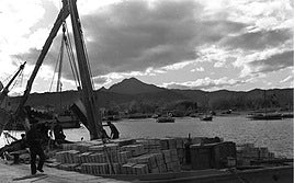 Salida de naranjas desde un puerto valenciano en los años treinta del siglo pasado.