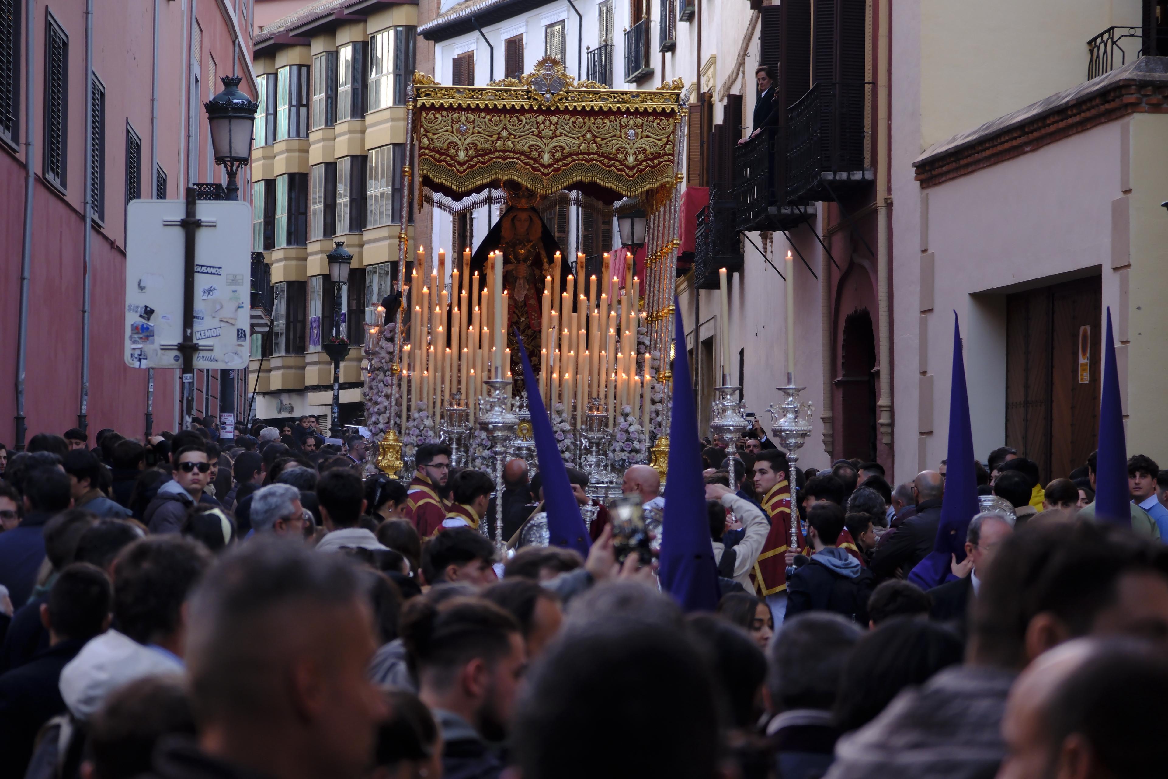 Las imágenes más llamativas y esperadas del Miércoles Santo en Granada