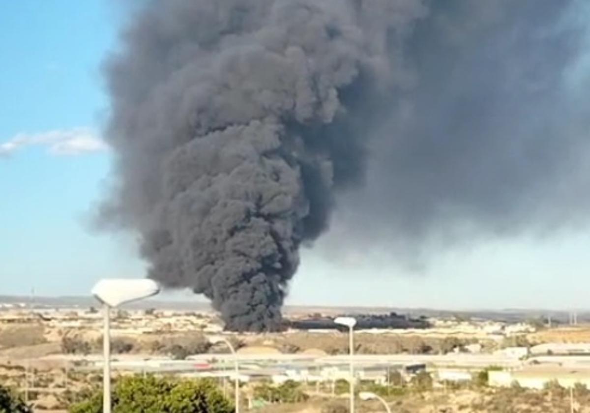 La columna de humo vista desde Torrecárdenas.
