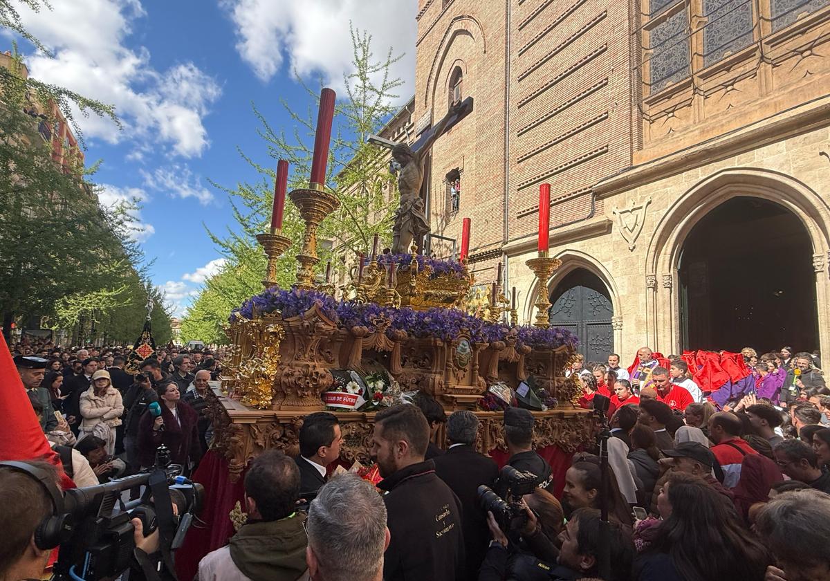 Así fue la multitudinaria salida del Cristo de los Gitanos en Granada | Ideal
