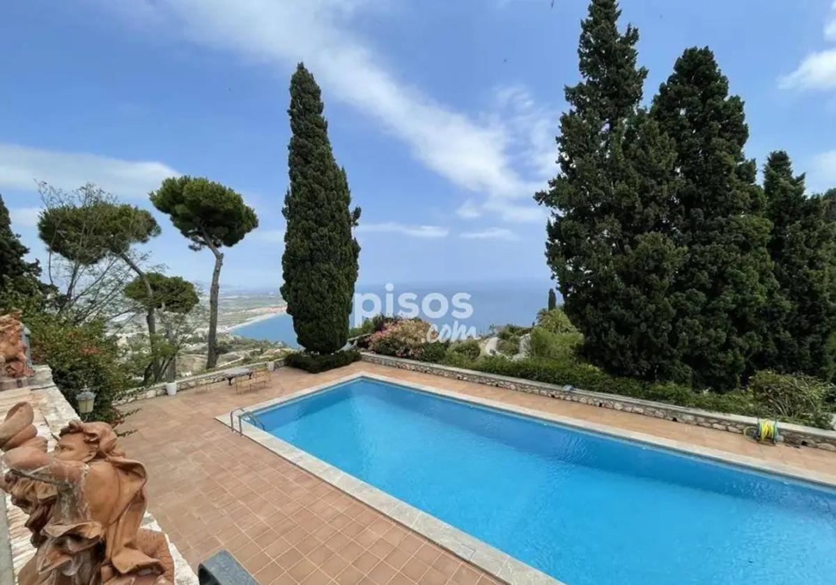 Piscina de la villa de Salobreña a la venta.