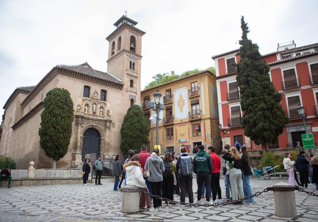 Grupo de turistas frente a la parroquia de Santa Ana.